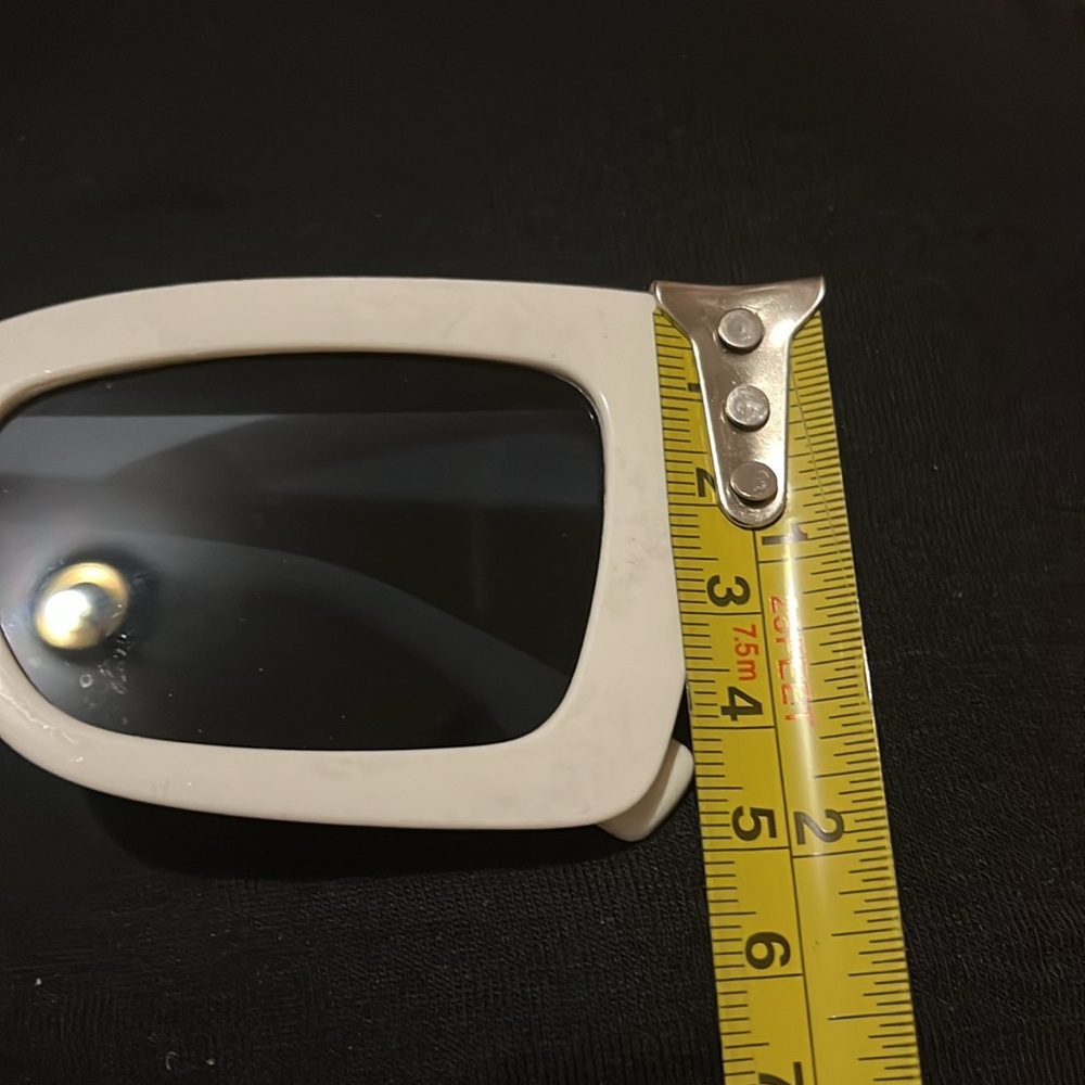Chic White Rectangular Sunglasses - image 8